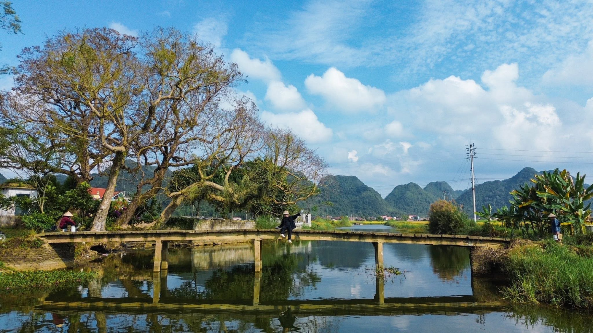 Từ Hà Nội, du khách có thể đi xe khách hoặc tự lái xe theo tuyến cao tốc Hà Nội – Lạng Sơn (khoảng 3,5 - 4 giờ). Từ trung tâm thành phố Lạng Sơn, tiếp tục di chuyển thêm 40 km về hướng Tây là tới xã Bắc Sơn - nơi có làng Quỳnh Sơn.