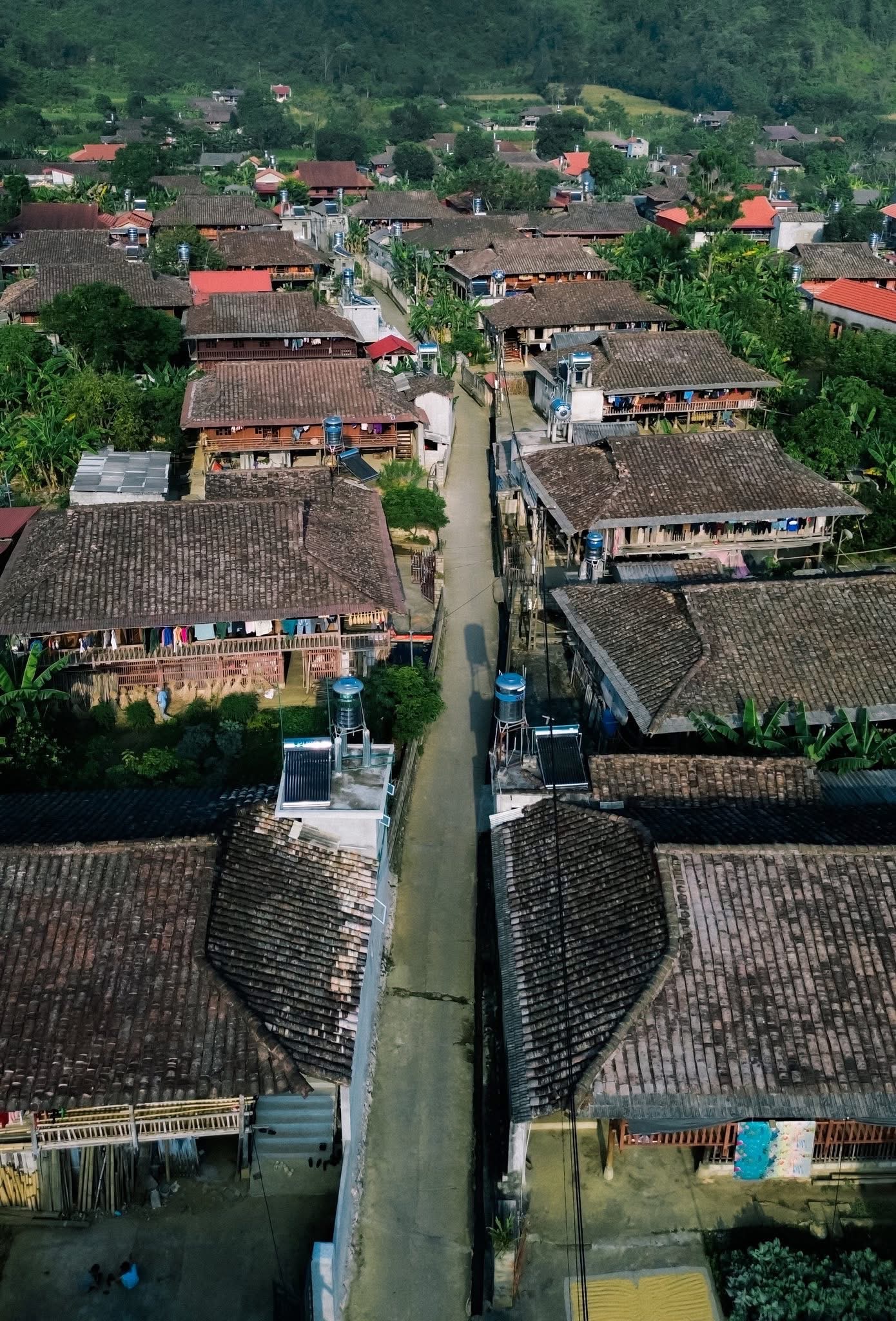 Khác với nhiều điểm du lịch thương mại hóa, Quỳnh Sơn phát triển theo hướng du lịch cộng đồng bền vững. Người dân chính là ''chủ thể'' của hành trình trải nghiệm, từ việc đón khách, nấu ăn, hướng dẫn tham quan cho đến kể chuyện văn hóa dân tộc.