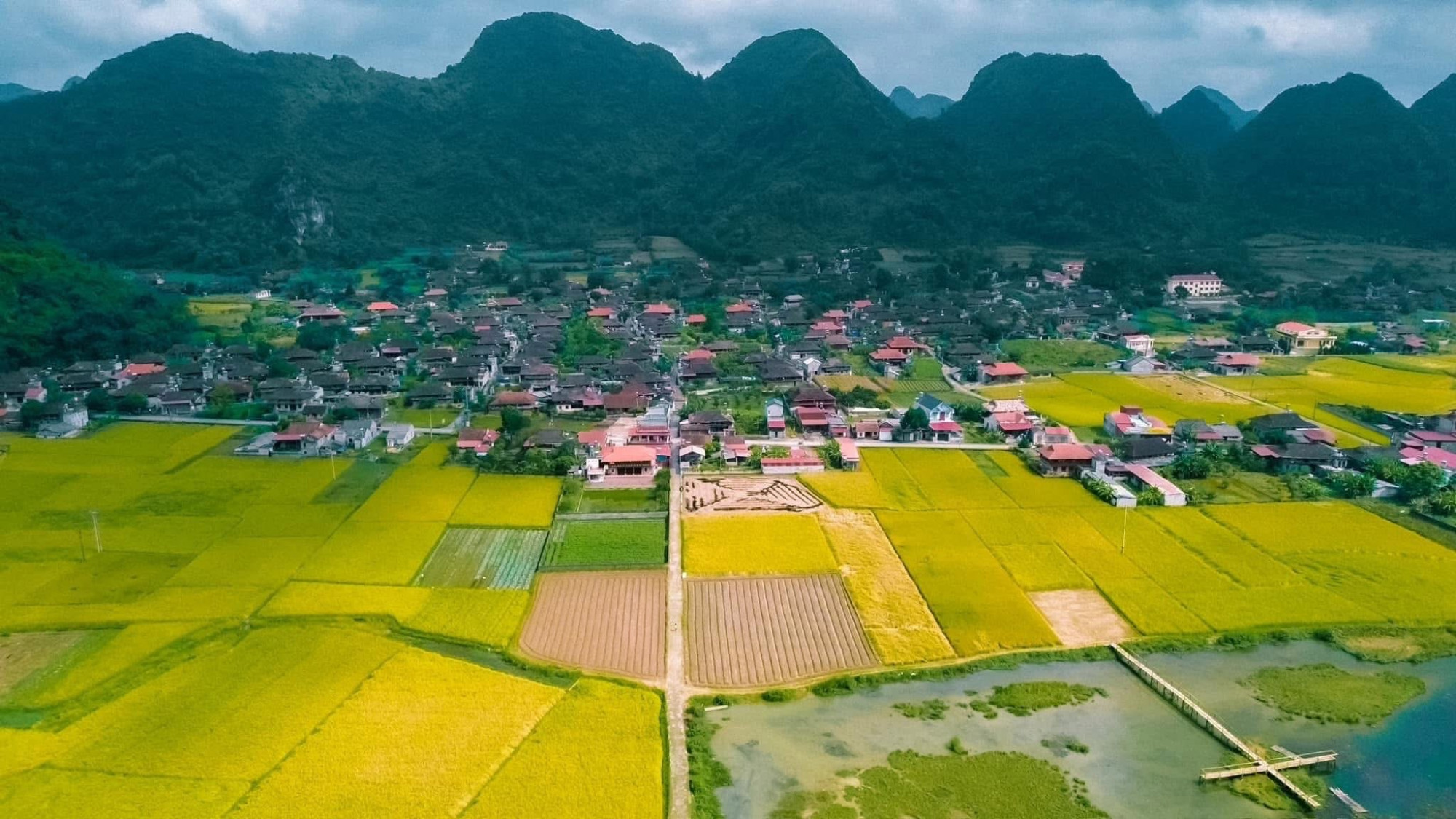 Quỳnh Sơn được đánh giá cao nhờ mô hình phát triển cân bằng giữa bảo tồn - sinh kế - du lịch. Làng duy trì không gian sinh thái trong lành, hạn chế sử dụng nhựa, tổ chức phân loại rác thải, và khuyến khích du khách tham gia các hoạt động xanh.