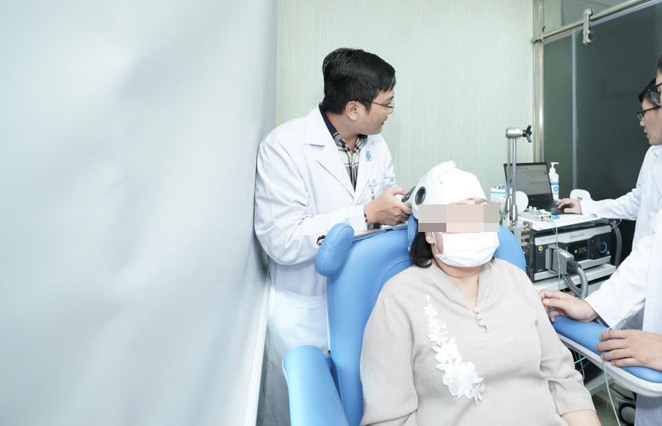 Một trường hợp đang được thực hiện kích thích từ trường xuyên sọ để giúp hồi phục chức năng nậng động sau đột quỵ (ảnh: M. T.)