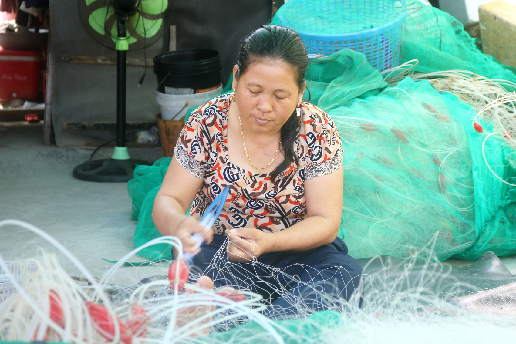 Phụ nữ làng chài vá lưới