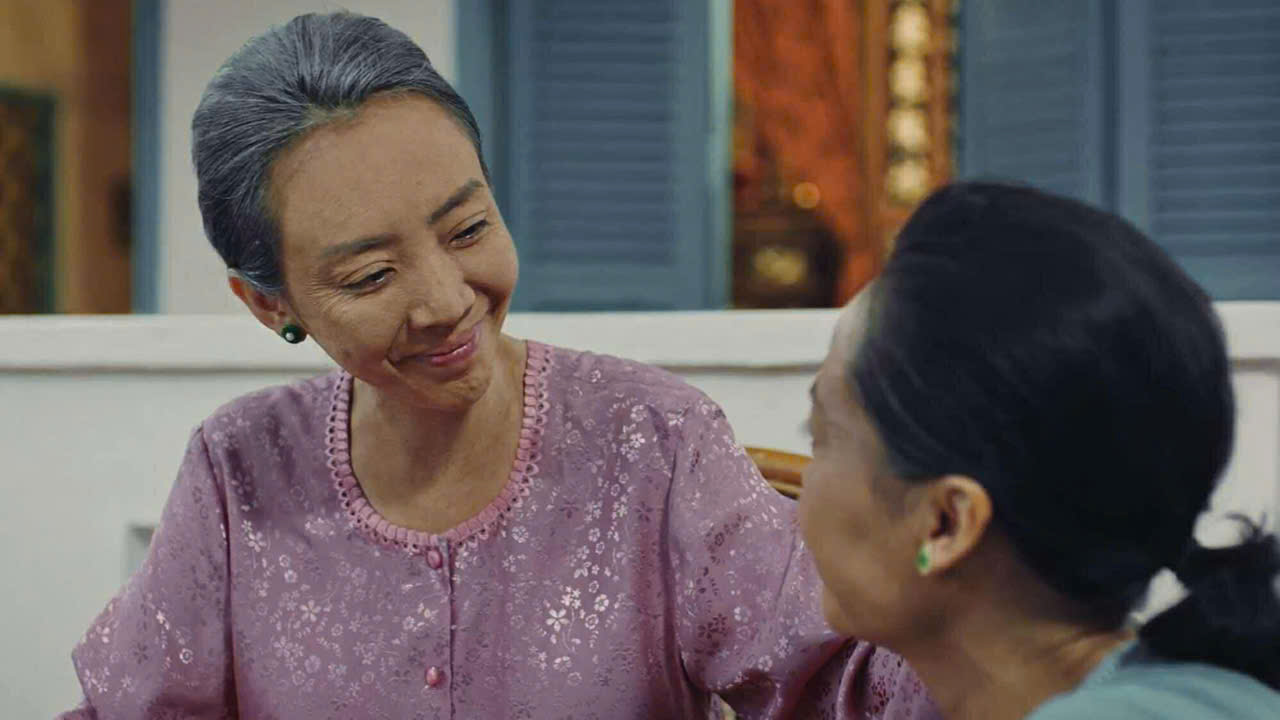 Thu Trang với tạo hình già nua trong phim 