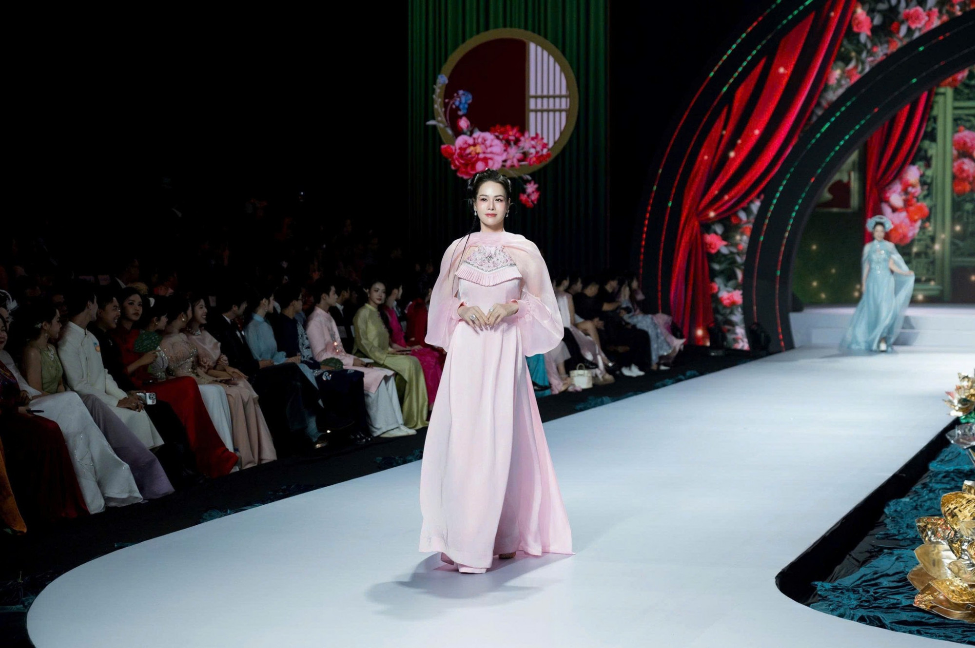 Nhật Kim Anh biểu diễn trong show thời trang của NTK Linh San vào cuối tháng 9 vừa qua
