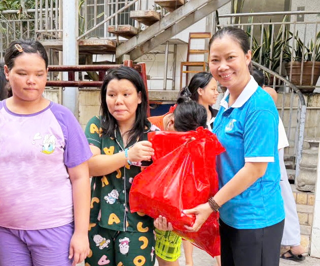 Bà Nguyễn Thị Tuyến - Phó chủ tịch Hội LHPN phường An Khánh - tặng quà cho trẻ em có hoàn cảnh khó khăn