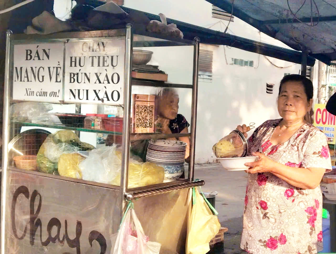 Bà Phạm Thị Hoa được Hội LHPN phường Long Trường hỗ trợ vốn mở quán ăn, vươn lên thoát nghèo