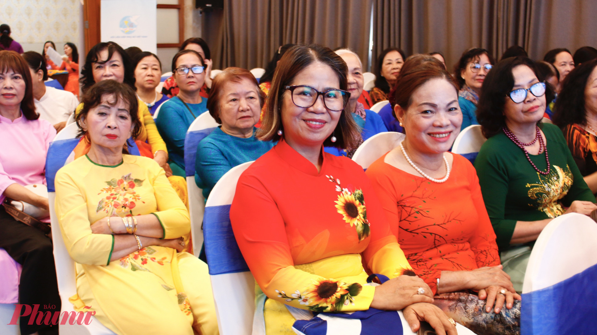 Cán bộ, hội viên phụ nữ chăm chú xem các tiểu phẩm, bài thuyết trình