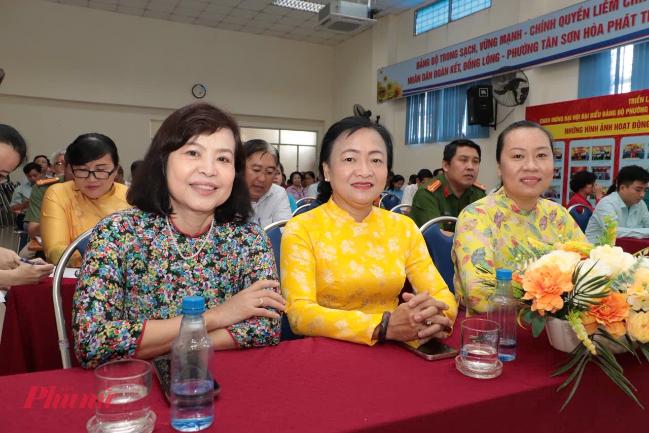 Cán bộ, đảng viên phường Tân Sơn Hòa cùng nhau ôn lại truyền thống 95 năm, khẳng định quyết tâm xây dựng Đảng bộ phường ngày càng vững mạnh