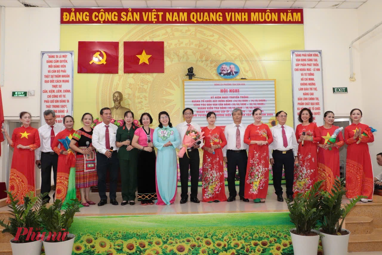 Bà Trương Lê Mỹ Ngọc - Bí thư Đảng ủy phường Tân Sơn Hòa tri ân đến các cán bộ lão thành những người từng gắn bó, cống hiến cho công tác Đảng, Mặt trận và đoàn thể qua nhiều giai đoạn lịch sử 