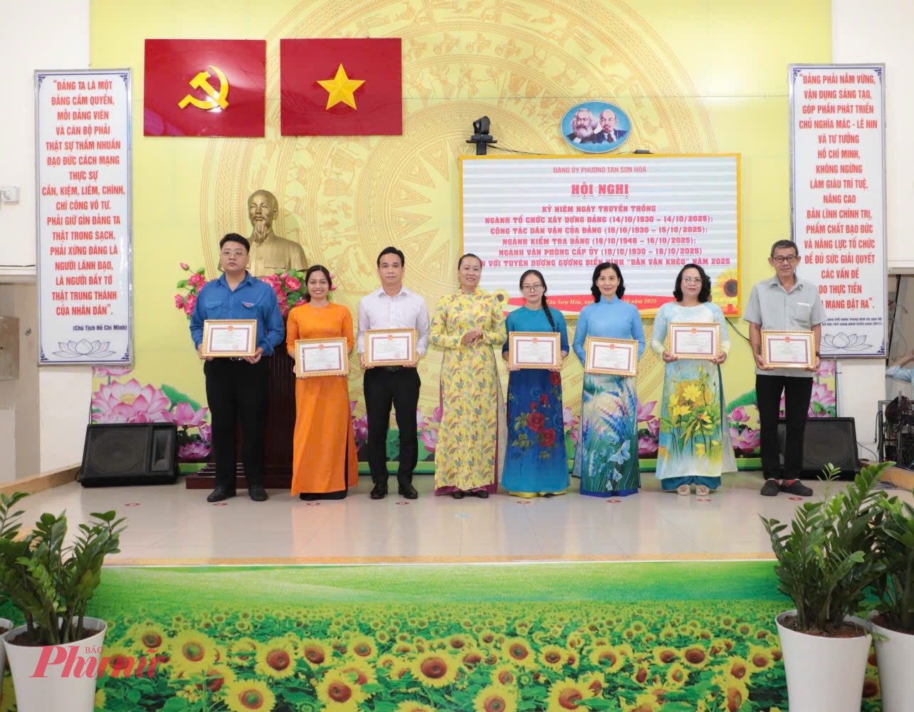 Lãnh đạo phường Tân Sơn Hòa trao giấy khen cho các tập thể, cá nhân tiêu biểu trong phong trào “Dân vận khéo”