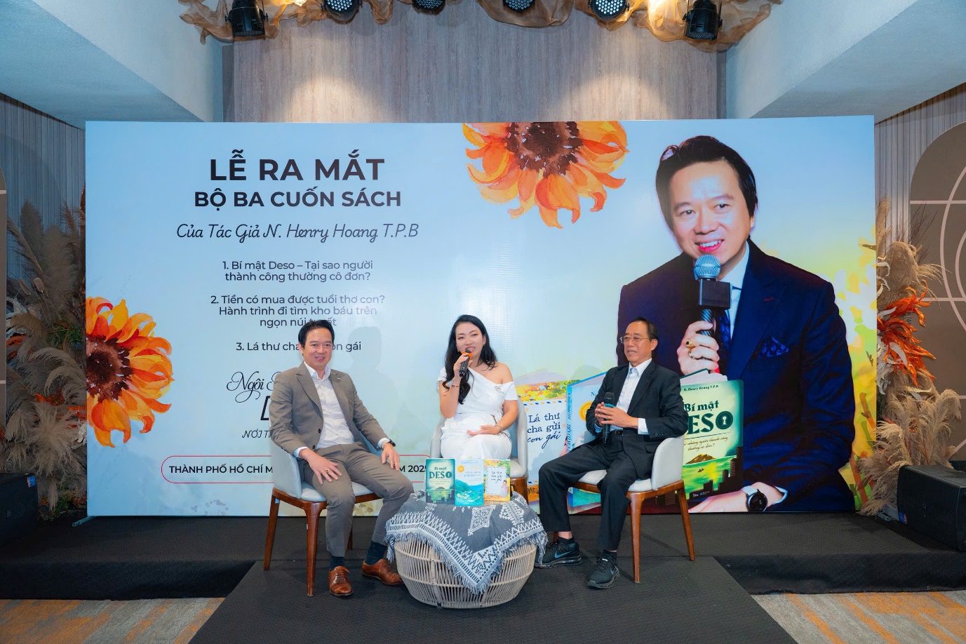 Tác giả (bìa trái) và khách mời (giữa) - Ms. Ella Nguyễn - Nhà sáng lập và Tổng giám đốc Quỹ học bổng du học Ellacy Foundation (USA)- Ảnh: N.T