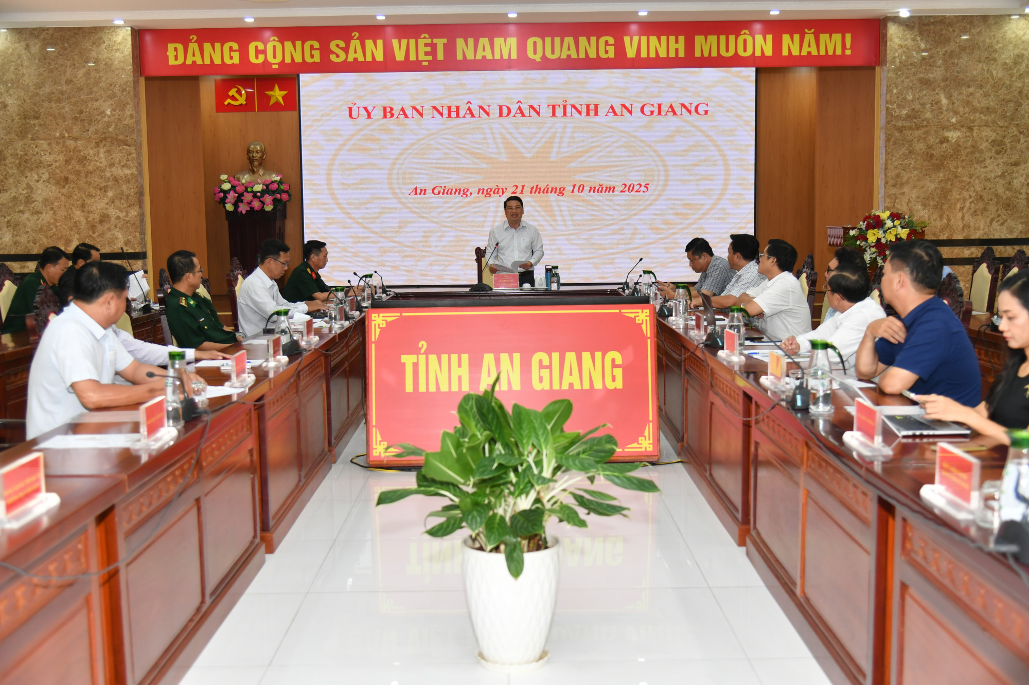Ông Lê Trung Hồ - Phó Chủ tịch UBND tỉnh An Giang phát biểu tại hội nghị - Ảnh Phương Vũ