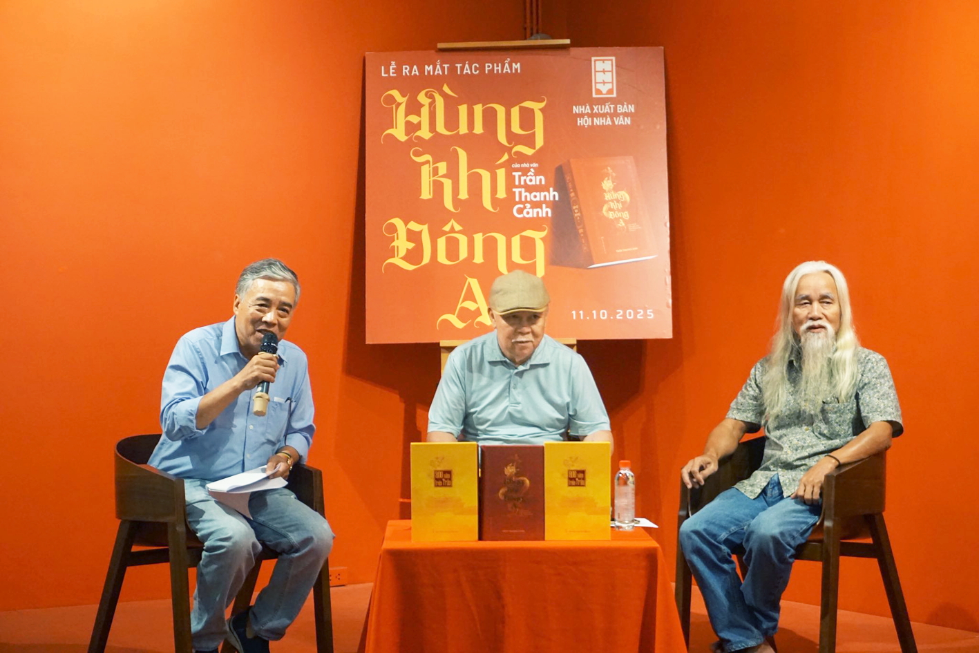 Nhà văn Trần Thanh Cảnh (trái) vừa có buổi ra mắt bộ sách Hùng khí Đông A tại Hà Nội - Nguồn ảnh: Nhà xuất bản Hội Nhà văn
