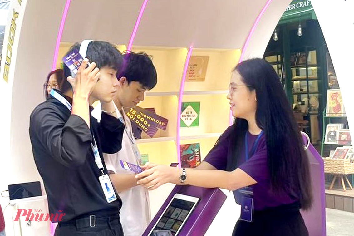 Bạn đọc trải nghiệm nghe sách nói miễn phí tại Tuần lễ sách và chuyển đổi số - Nguồn ảnh minh họa: Đường sách TPHCM