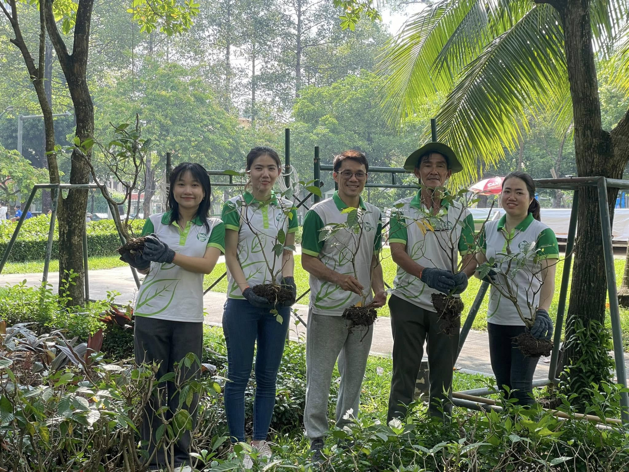 Tác giả (đứng giữa) và các thành viên câu lạc do mình sáng lập tích cực trồng cây, giữ môi trường xanh sạch.