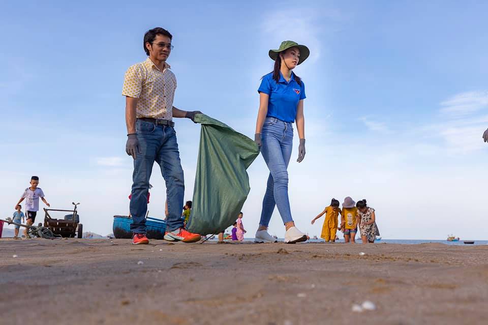 Tác giả (bìa trái) và thành viên câu lạc do mình sáng lập tích cực thu gom rác, gieo mầm sống xanh cho cộng đồng