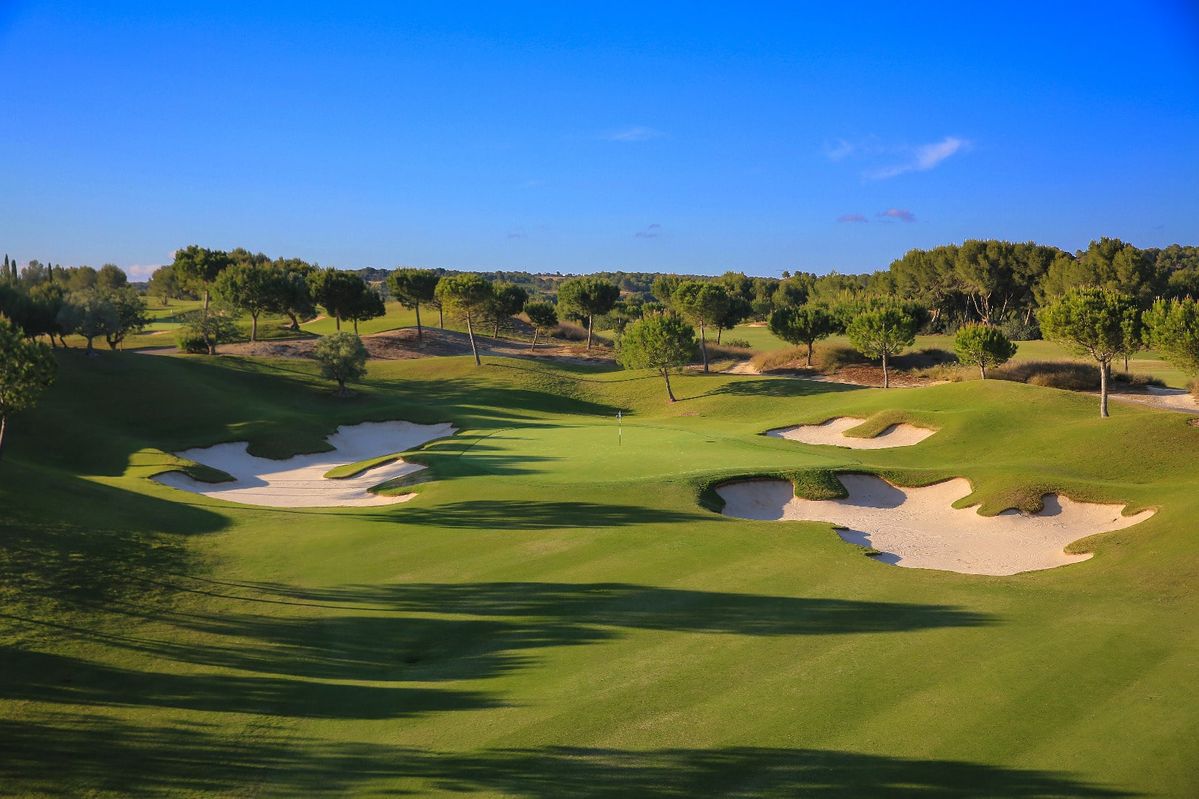 Hai sân golf tại Vinhomes Green Paradise do huyền thoại Tiger Wood và Robert Trent Jones thiết kế