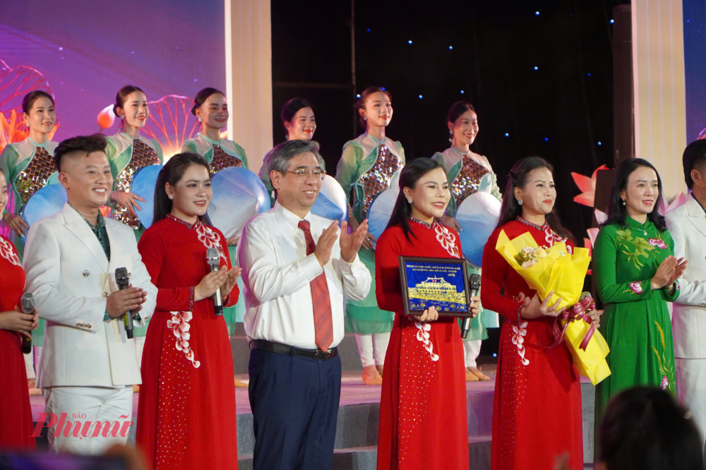 Chủ tịch UBMTTQ Việt Nam TPHCM Nguyễn Phước Lộc (thứ năm từ trái sang) tặng quà kỷ niệm cho các nghệ sĩ đến từ tỉnh Nghệ An.