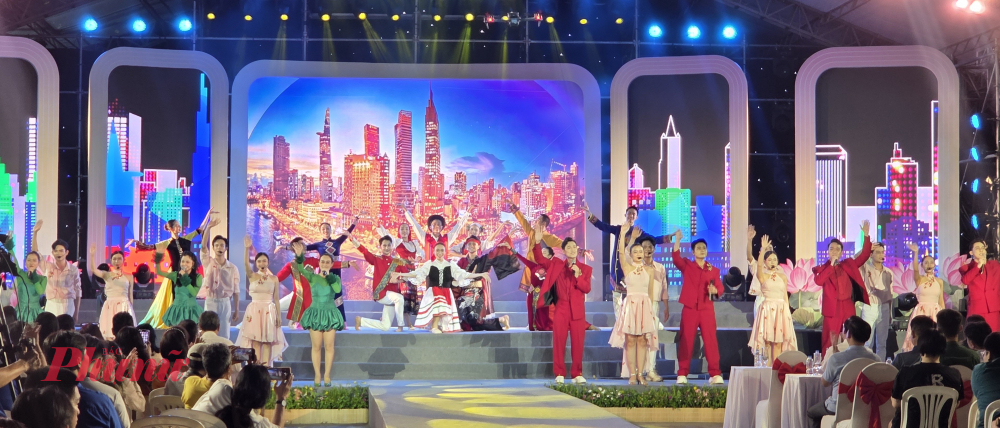 Ca khúc Thành phố của chúng ta được thể hiện bởi nhóm 135 và nhóm Mắt Ngọc.