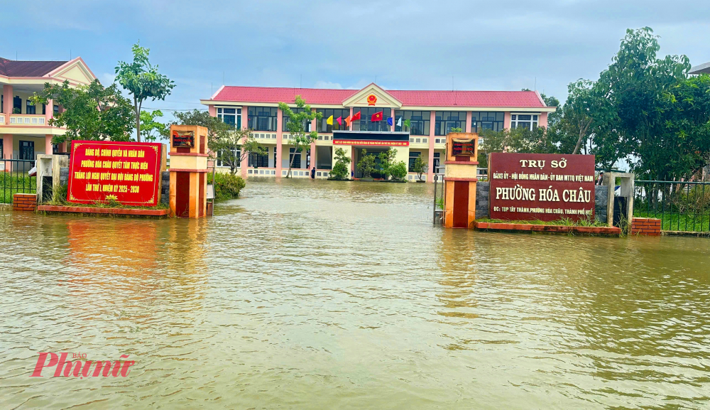 Tại trụ sở Đảng ủy, Hội đồng nhân dân, Ủy Ban MTTQ Việt Nam phường Hóa Châu nước lũ tràn vào sân nơi ngập sâu khoảng 40cm