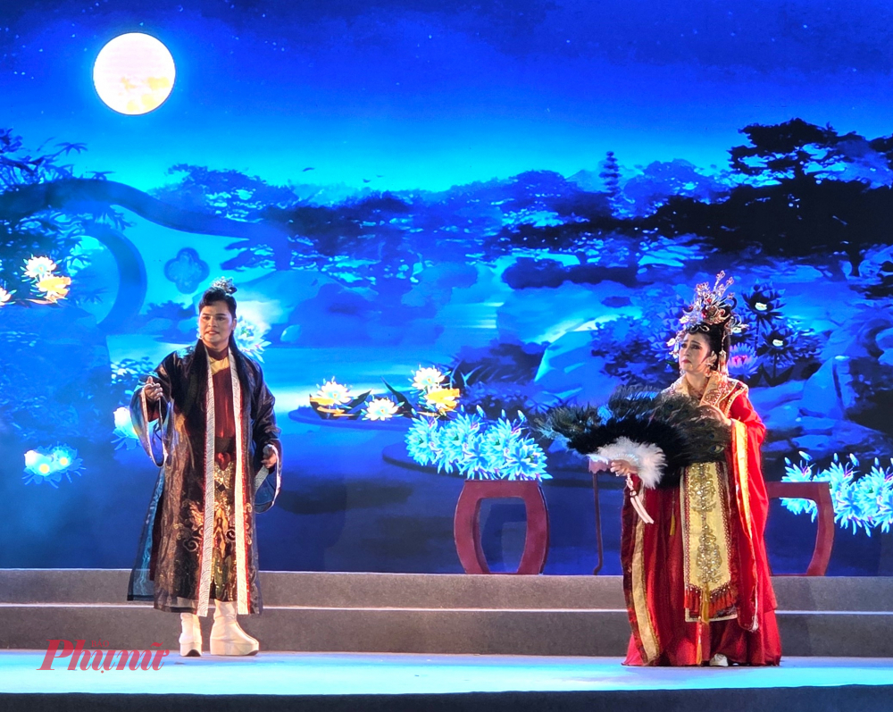 Nghệ sĩ trẻ Nhật Nguyên và NSND Mỹ Hằng trong trích đoạn Mộng Hoa Vương của soạn giả Trần Hữu Trang.