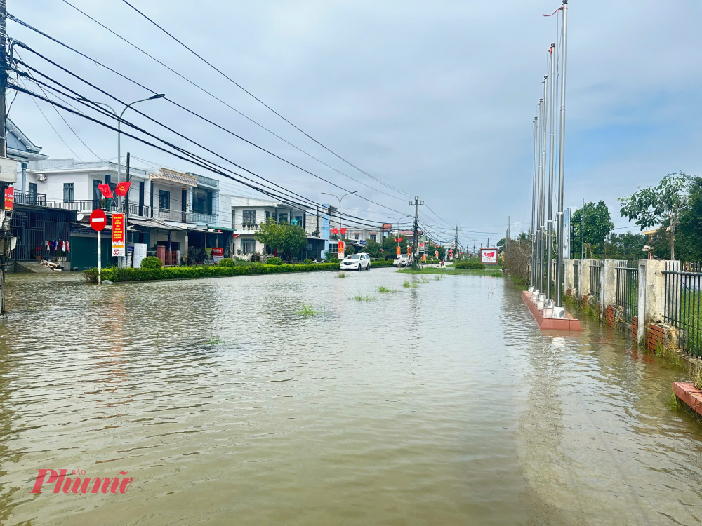 Ngoài ra, nhiều tuyến đường khác qua địa bàn phường Hóa Châu hiện đang ngập lụt.