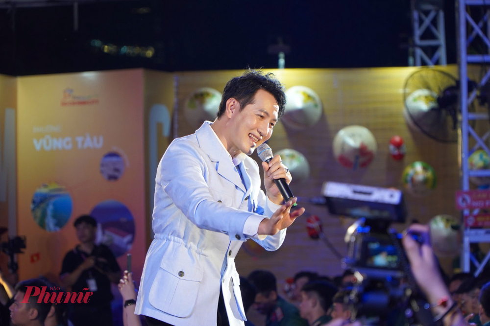 Ca sĩ Nguyễn Phi Hùng