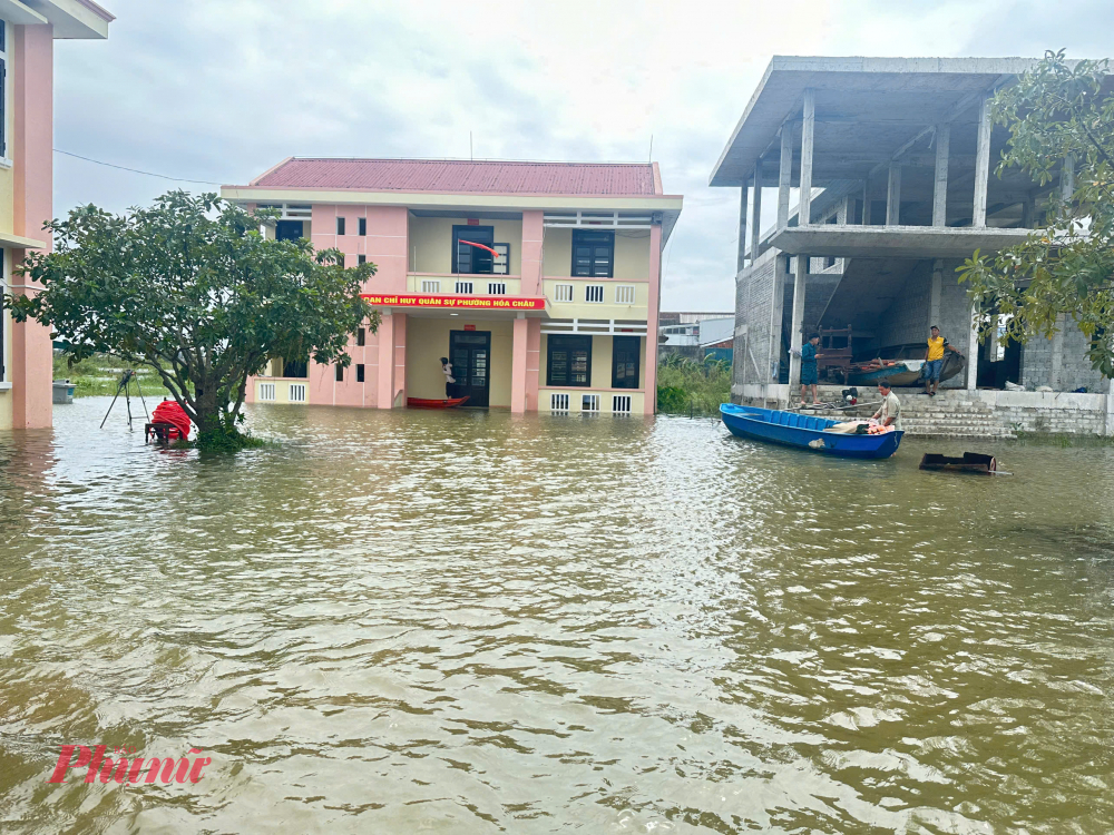 Trước diễn biến phức tạp của bão số 12 (Fengshen), lãnh đạo phường Hóa Châu đã chủ động triển khai đồng bộ các biện pháp ứng phó theo phương châm “bốn tại chỗ”, không để bị động, bất ngờ.