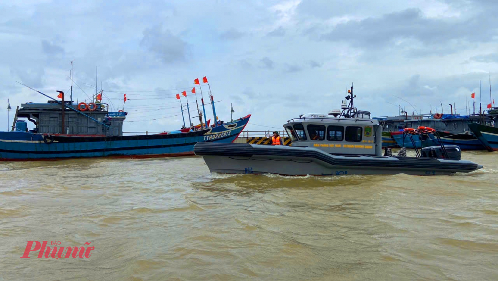 Đến ngày 21/10, toàn bộ 1.075 phương tiện với 7.657 lao động trên địa bàn thành phố Huế đã được sắp xếp, neo đậu an toàn. Các đơn vị biên phòng tuyến biển đã phối hợp chặt chẽ với chính quyền địa phương, hướng dẫn, kêu gọi tàu thuyền vào nơi tránh trú an toàn; rà soát, thống kê, đảm bảo không còn phương tiện hoạt động trên biển.