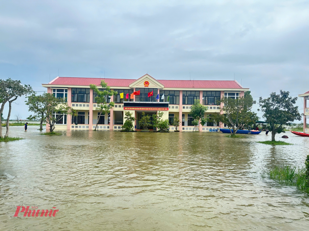 Nước lụt tràn vào trụ sở Đảng ủy, Hội đồng nhân dân, Ủy Ban MTTQ Việt Nam phường Hóa Châu 