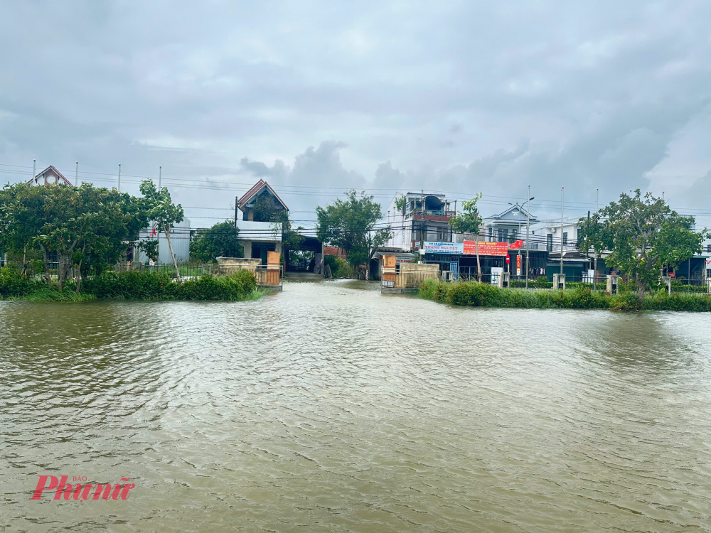 Ngoài ra, nhiều tuyến đường khác qua địa bàn phường Hóa Châu hiện đang ngập lụt.