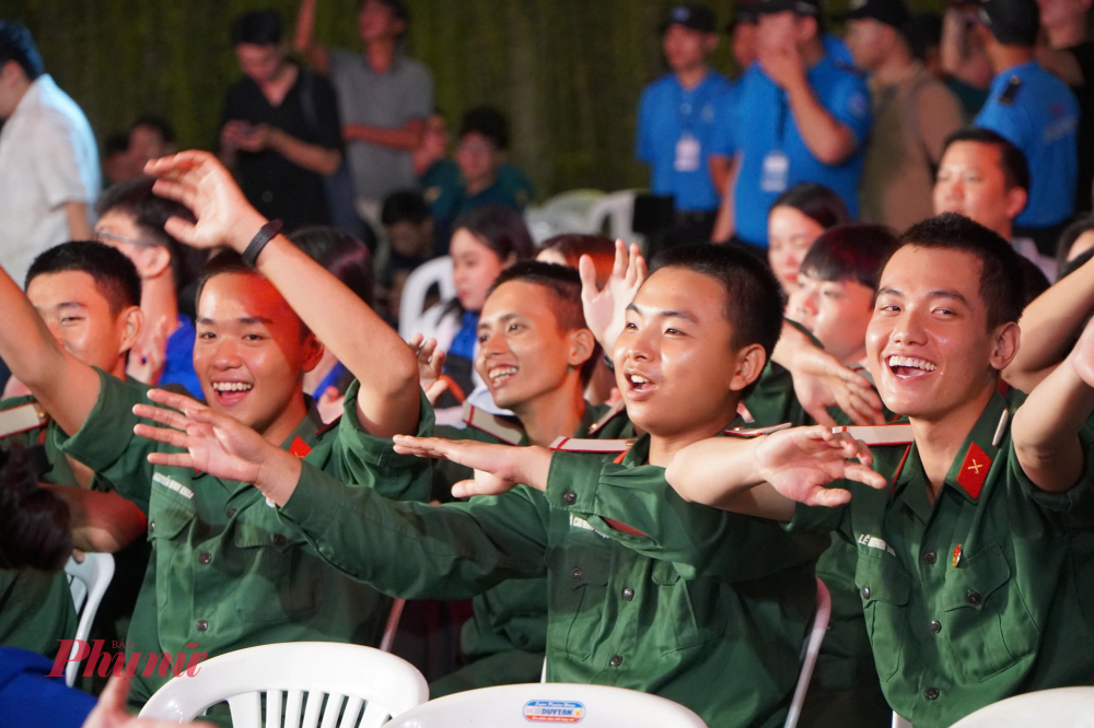 Các chiến sĩ trẻ hào hứng xem chương trình bế mạc.