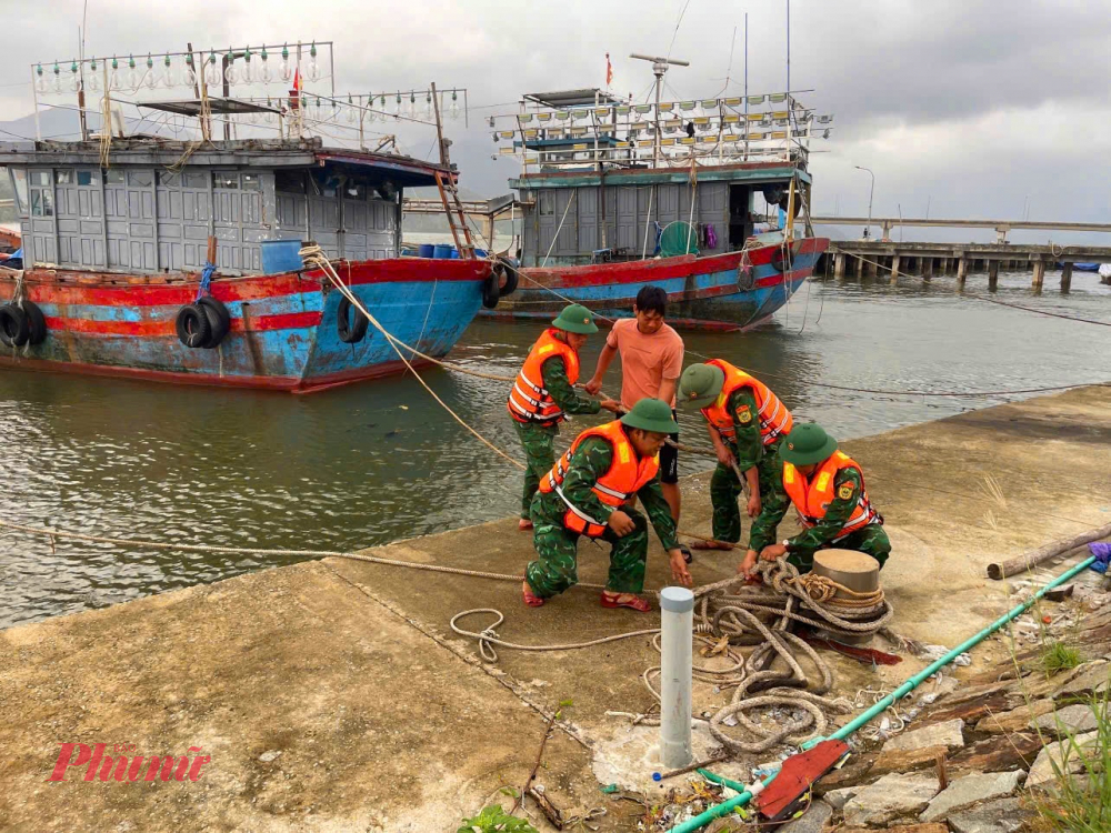 Ban Chỉ huy Bộ đội Biên phòng thành phố Huế chỉ đạo các đơn vị chủ động nắm chắc tình hình, dự báo diễn biến bão; phối hợp với chính quyền địa phương rà soát, lên phương án kịp thời hỗ trợ, di dời người dân ở khu vực xung yếu đến nơi an toàn