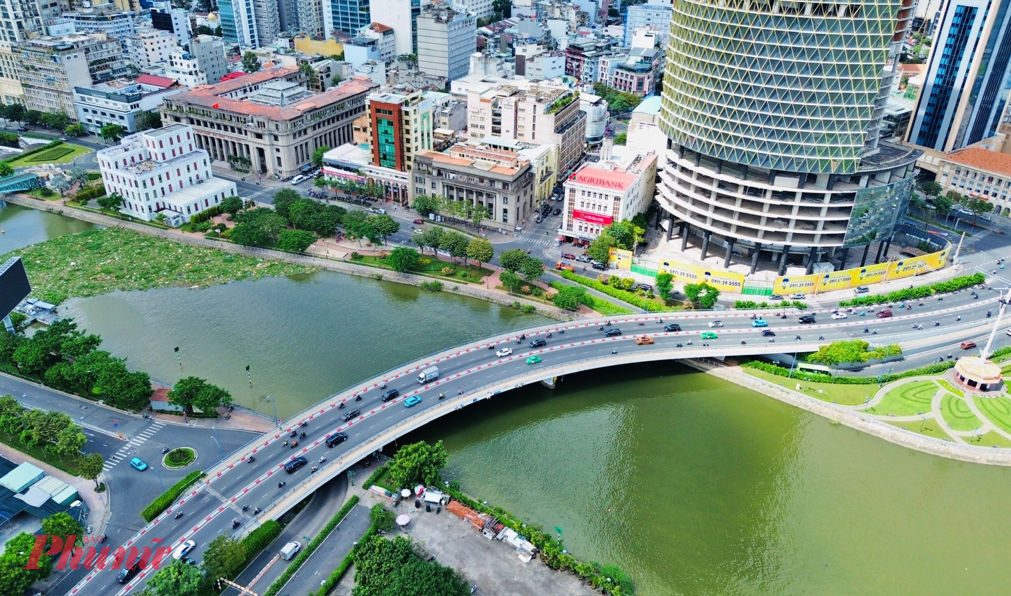 Dọc bờ sông, kế bên Bến Nhà Rồng là cầu Khánh Hội vắt qua kênh Bến Nghé, nối phường Khánh Hội với khu trung tâm Sài Gòn. Từ trên cầu nhìn xuống, dòng sông lặng lẽ chảy qua những khu bến xưa, nơi từng là chứng nhân của bao đổi thay đô thị. Nhiều người đi ngang đây vẫn dừng lại ít phút, ngắm khung cảnh và thầm mong một ngày khu vực này trở thành không gian mở để ai cũng có thể tận hưởng vẻ đẹp hiếm có của bờ sông giữa lòng thành phố.