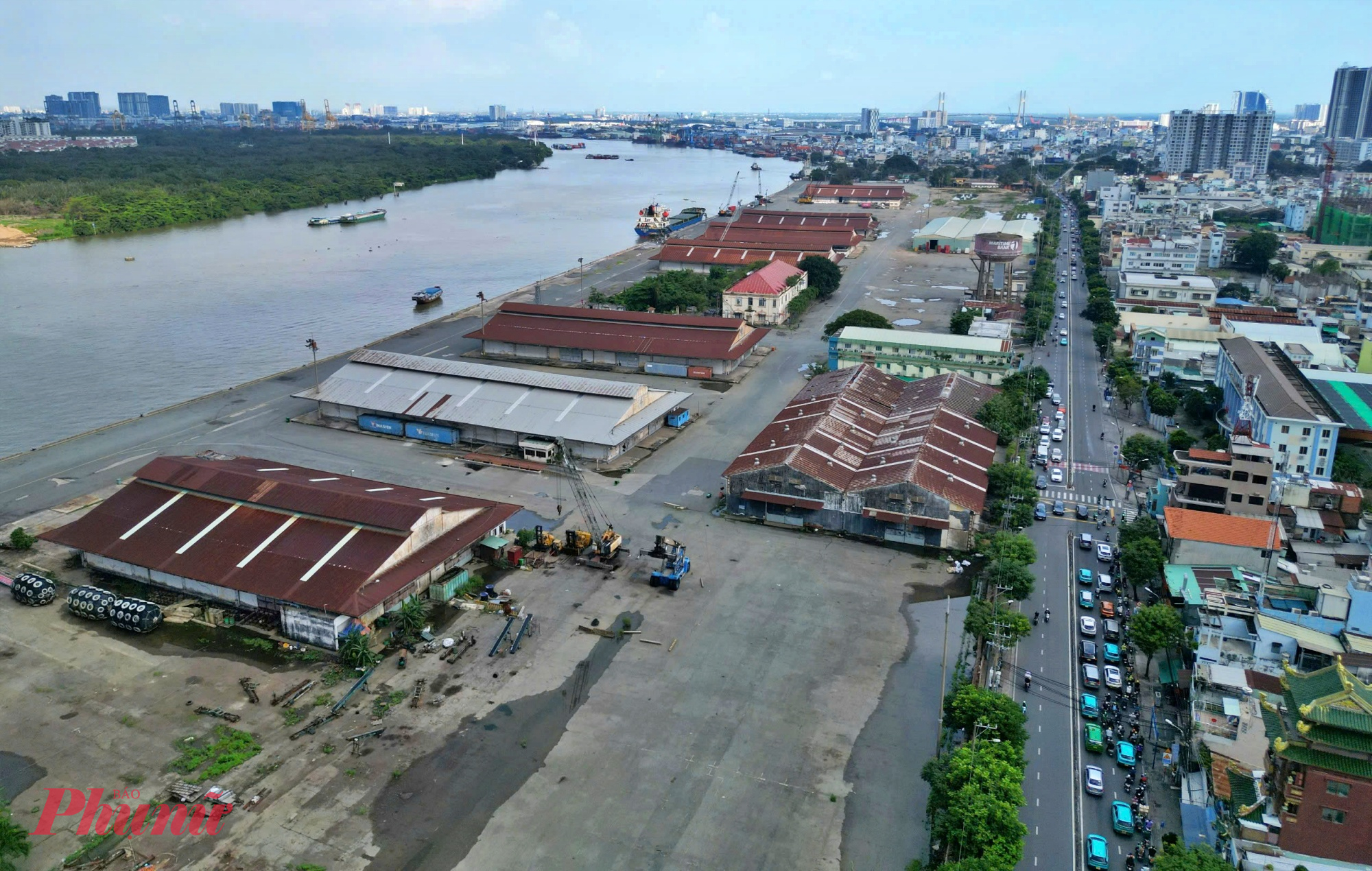 Những nhà kho đã xuống cấp, bãi chứa vắng lặng và những bức tường cao ngăn cách người dân với mặt sông. 