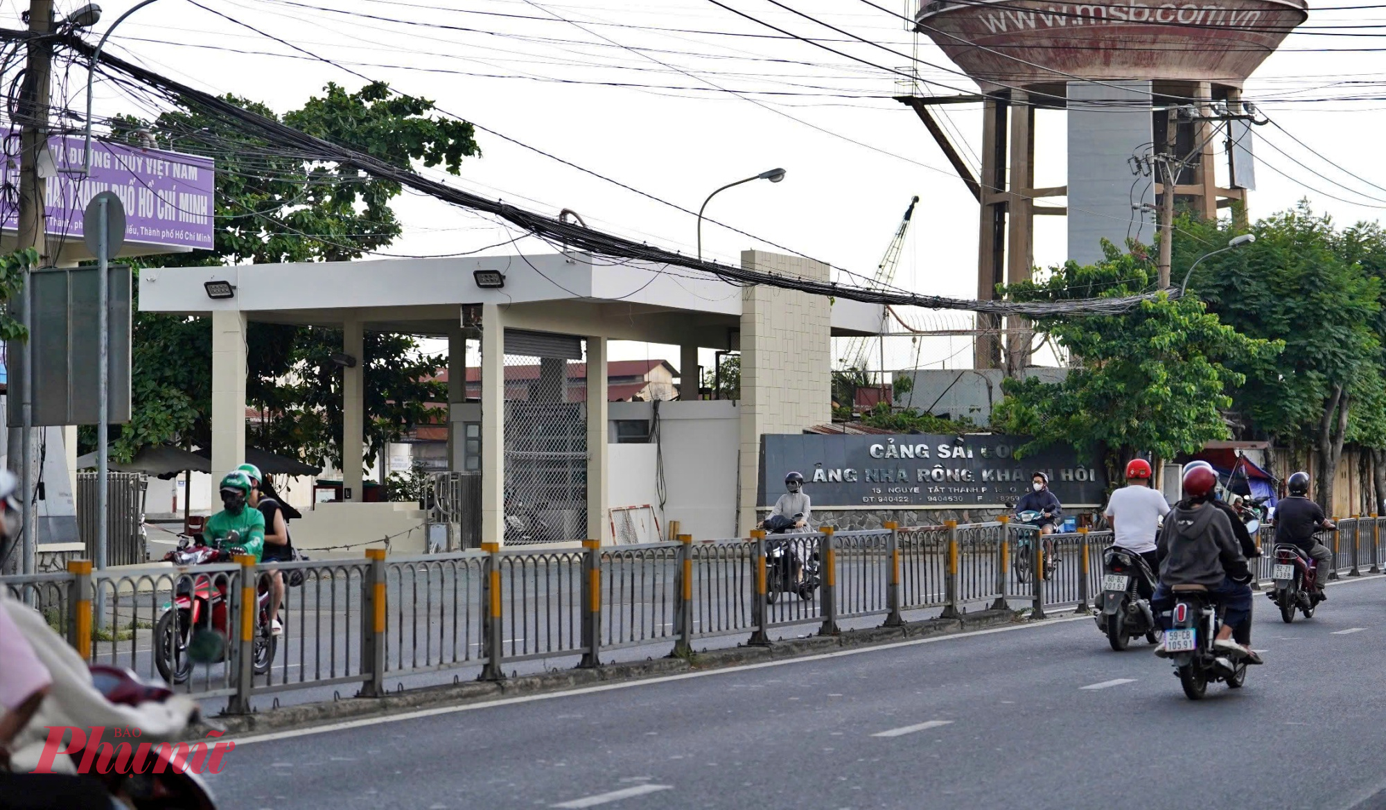 Cổng vào cảng Khánh Hội trên đường Khánh Hội đã đóng cửa then cài nhiều năm nay 