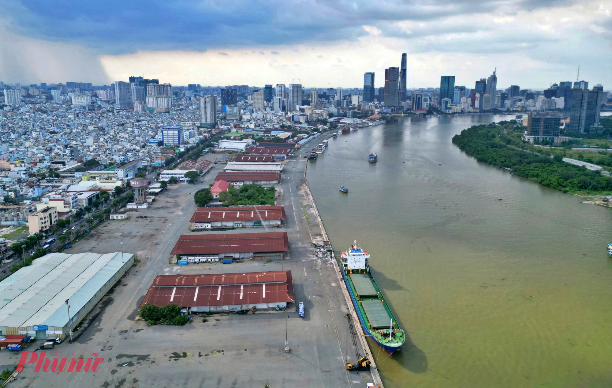 Hiện nay, cảng Nhà Rồng - Khánh Hội vẫn còn giữ nét cũ của một bến hàng hóa. 