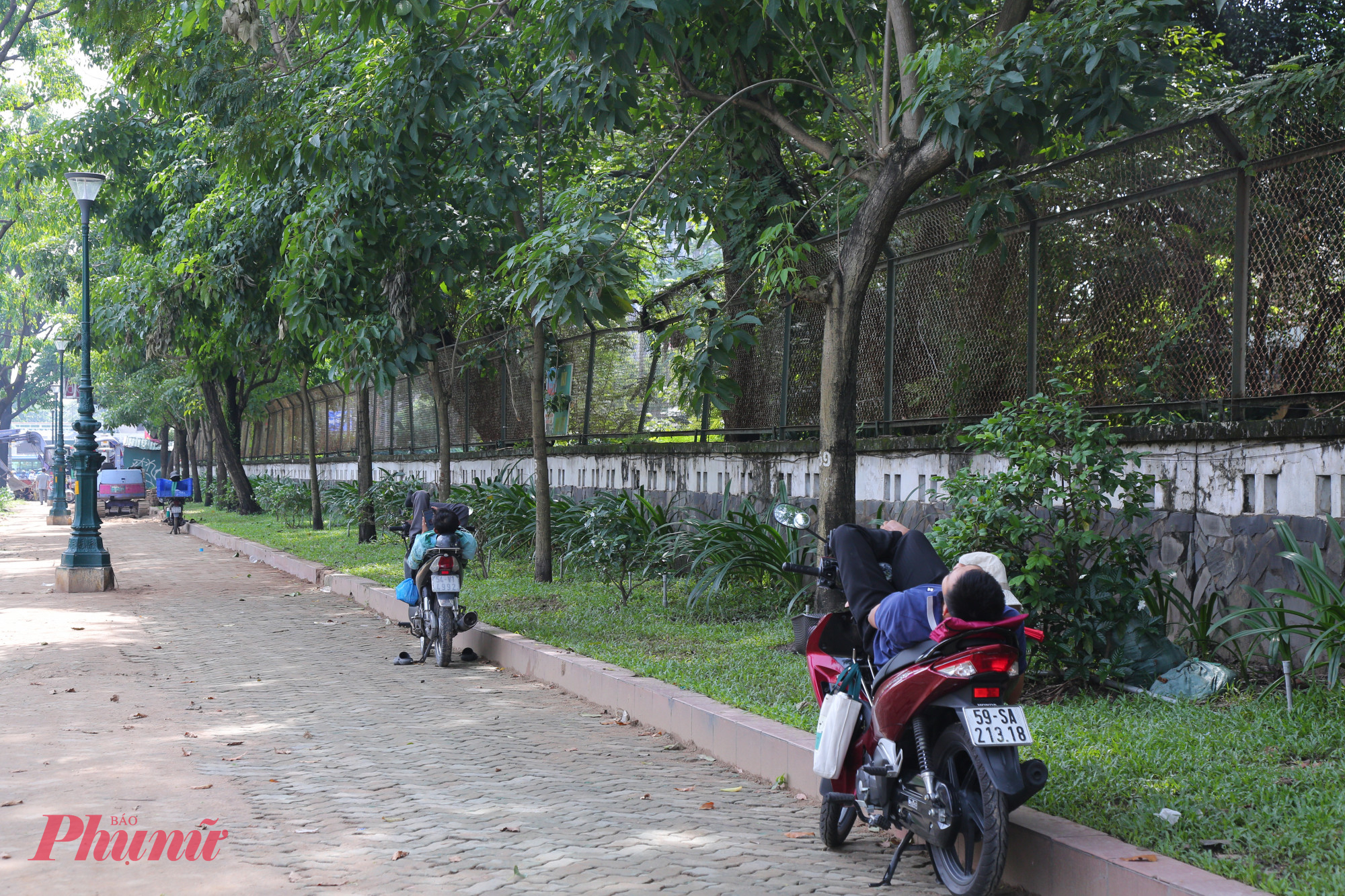 “Giữa thành phố ngày càng đông đúc, có thêm công viên, thêm không gian văn hóa là điều ai cũng mong. Thành phố phát triển nhưng vẫn giữ lại chỗ cho con người, cho ký ức - đó mới là một đô thị đáng sống,” anh Lê Minh Tâm - tài xế công nghệ dừng nghỉ dưới bóng mát tại khu đất vàng - bày tỏ.