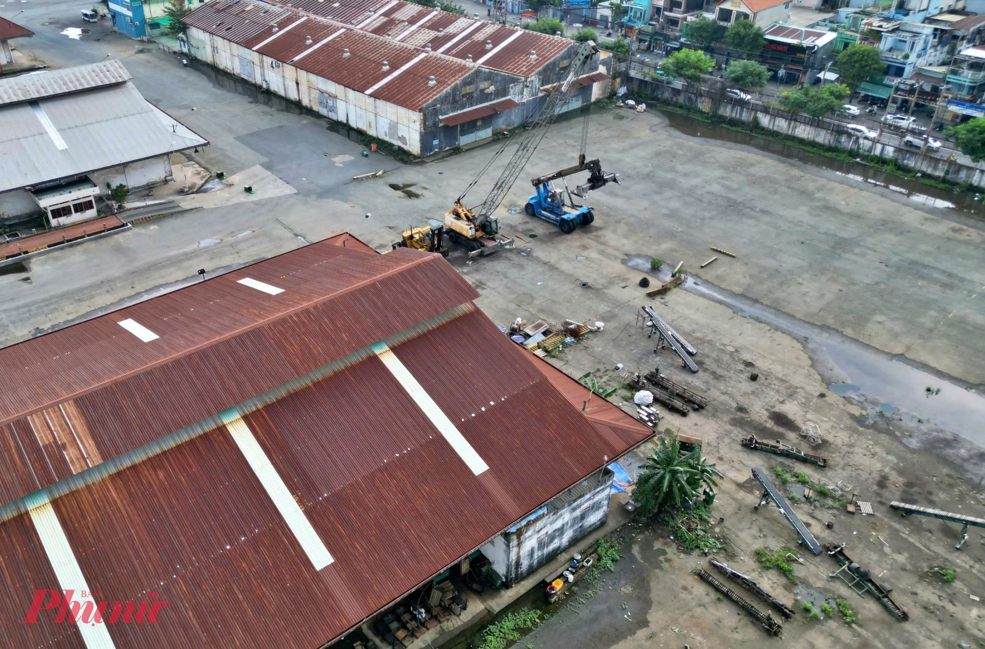 Trước đó, TPHCM đã có chủ trương di dời cảng để chuyển đổi công năng khu đất sang dự án nhà thương mại ven sông gồm các tiện ích như hơn 3.000 căn hộ, trung tâm thương mại, trường hợp, y tế,... Tuy nhiên, dự án bị vướng pháp lý nên đã tạm dừng nhiều năm qua, khiến nơi này gần như bị bỏ hoang. 
