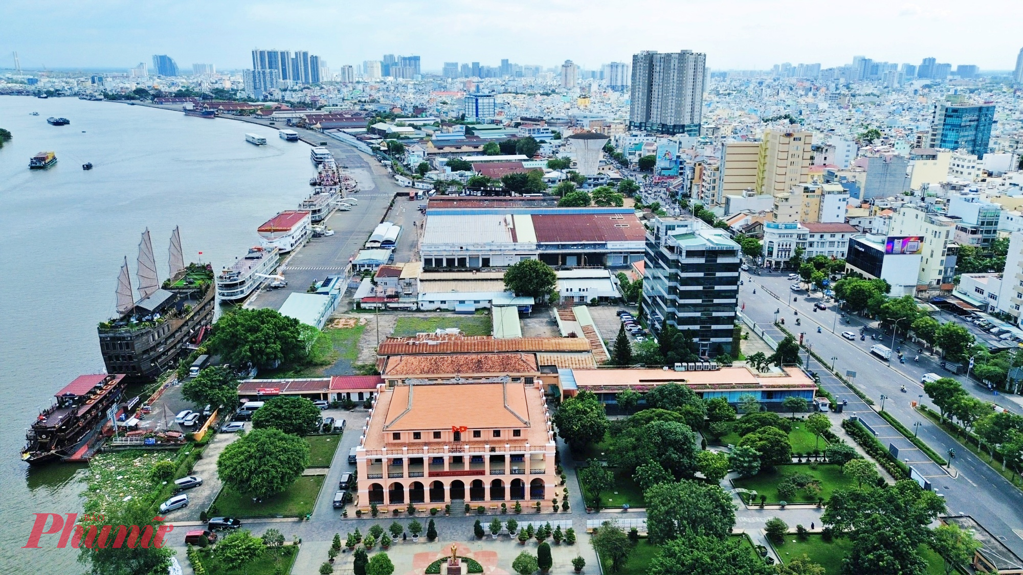 Bên trong khuôn viên này, Bến Nhà Rồng – nay là Bảo tàng Hồ Chí Minh, chi nhánh TPHCM – vẫn là một địa danh linh thiêng, gắn với sự kiện ngày 5/6/1911 khi người thanh niên Nguyễn Tất Thành ra đi tìm đường cứu nước. Việc mở rộng Không gian văn hóa Hồ Chí Minh xung quanh khu di tích được xem là bước đi ý nghĩa để giữ hồn lịch sử trong lòng đô thị hiện đại.