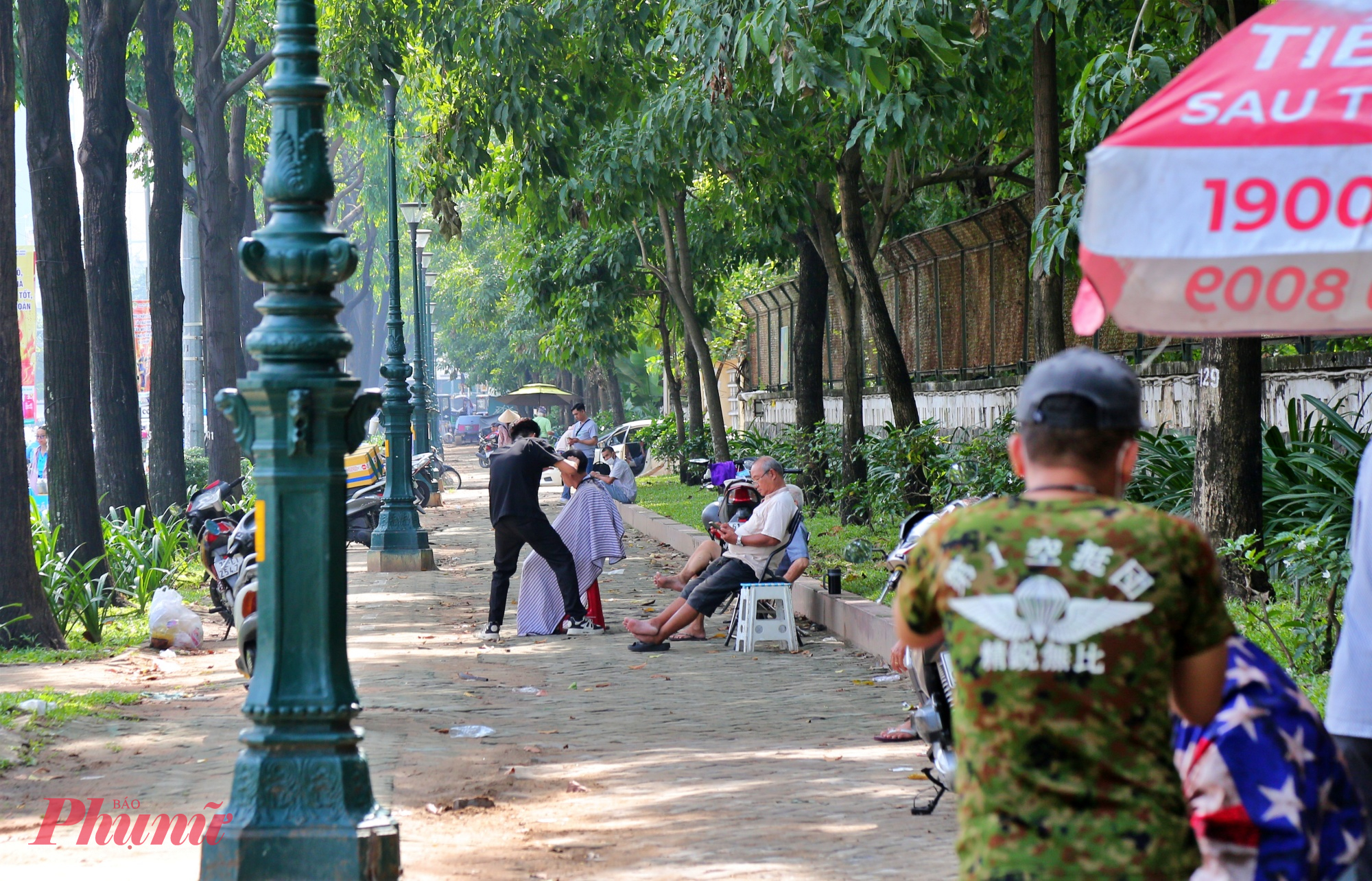 Hiện khu vực này vẫn được người dân chọn làm nơi nghỉ ngơi vì có nhiều mảng xanh tạo bóng mát. Đặc biệt khu vực đường Lý Thái Tổ có nhiều người dân dân đến cắt tóc miễn phí.