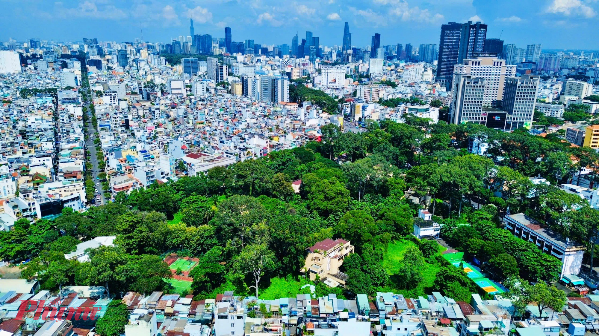 Hai khu đất – một nằm bên bờ sông, một giữa lòng đô thị – đều là những “mảnh vàng” có giá trị thương mại cao. Tuy nhiên, việc TPHCM chọn giữ lại cho cộng đồng thay vì khai thác kinh doanh được nhiều người dân đánh giá là “quyết định đáng trân trọng”.