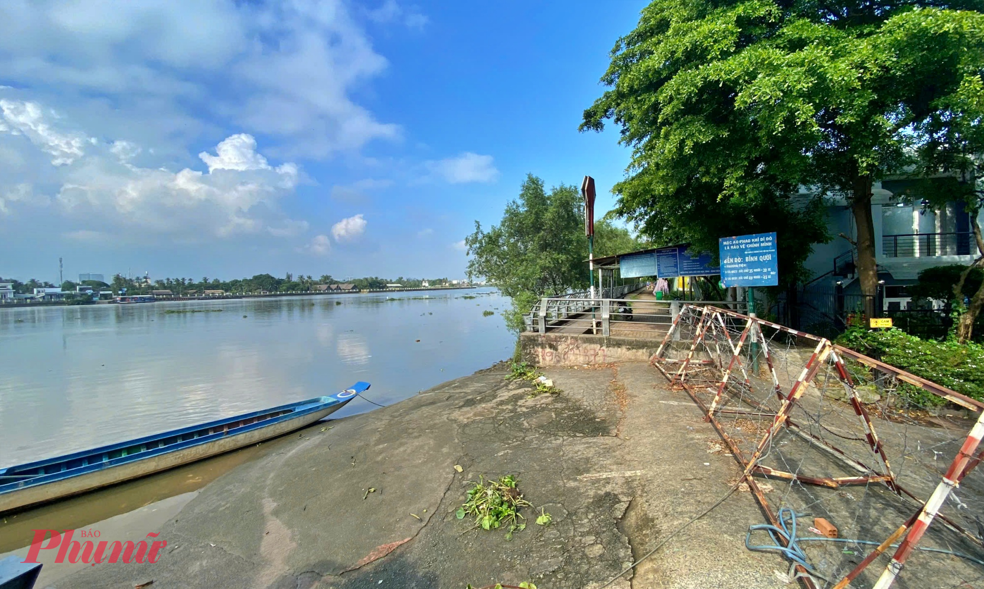 Bến đò phía bờ Thủ Đức. anh Trần Văn Nam, nhân viên làm việc ở phường Thủ Đức, chia sẻ: “Nếu đò hoạt động lại thì đường đi làm của tôi giảm được gần 30 phút mỗi ngày. Đi đò vừa gần vừa mát, lại không lo kẹt xe sáng sớm”.