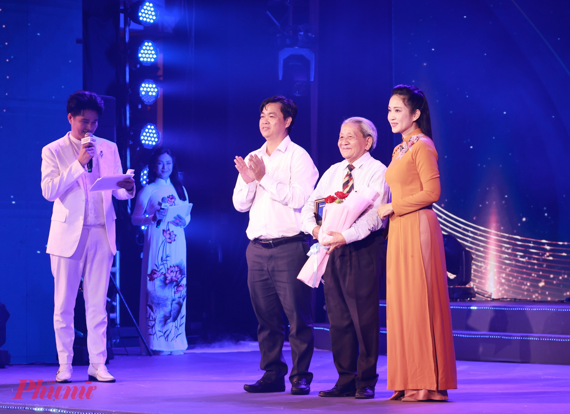 Nhà thơ Hoài Vũ nhận quà lưu niệm từ ban lãnh đạo 