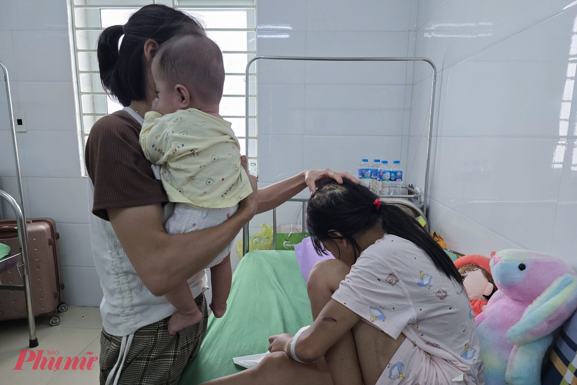 Chị Bình phải đưa cả con út mới 5 tháng tuổi vào viện chăm sóc cháu L. 
