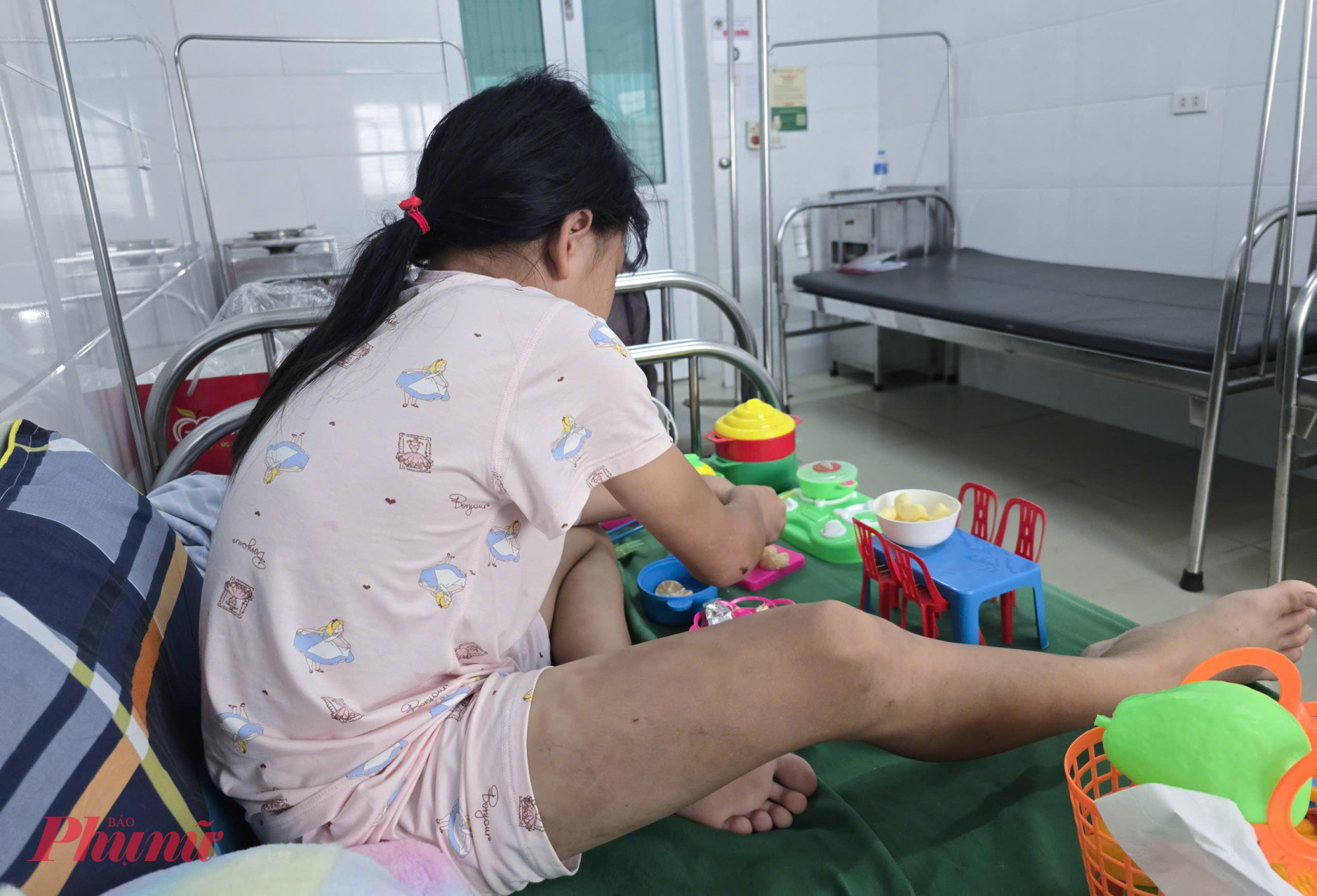 Nhiều lần bị cha dượng đánh đập, bé gái 10 tuổi mong được trở về sống cùng ông bà ngoại
