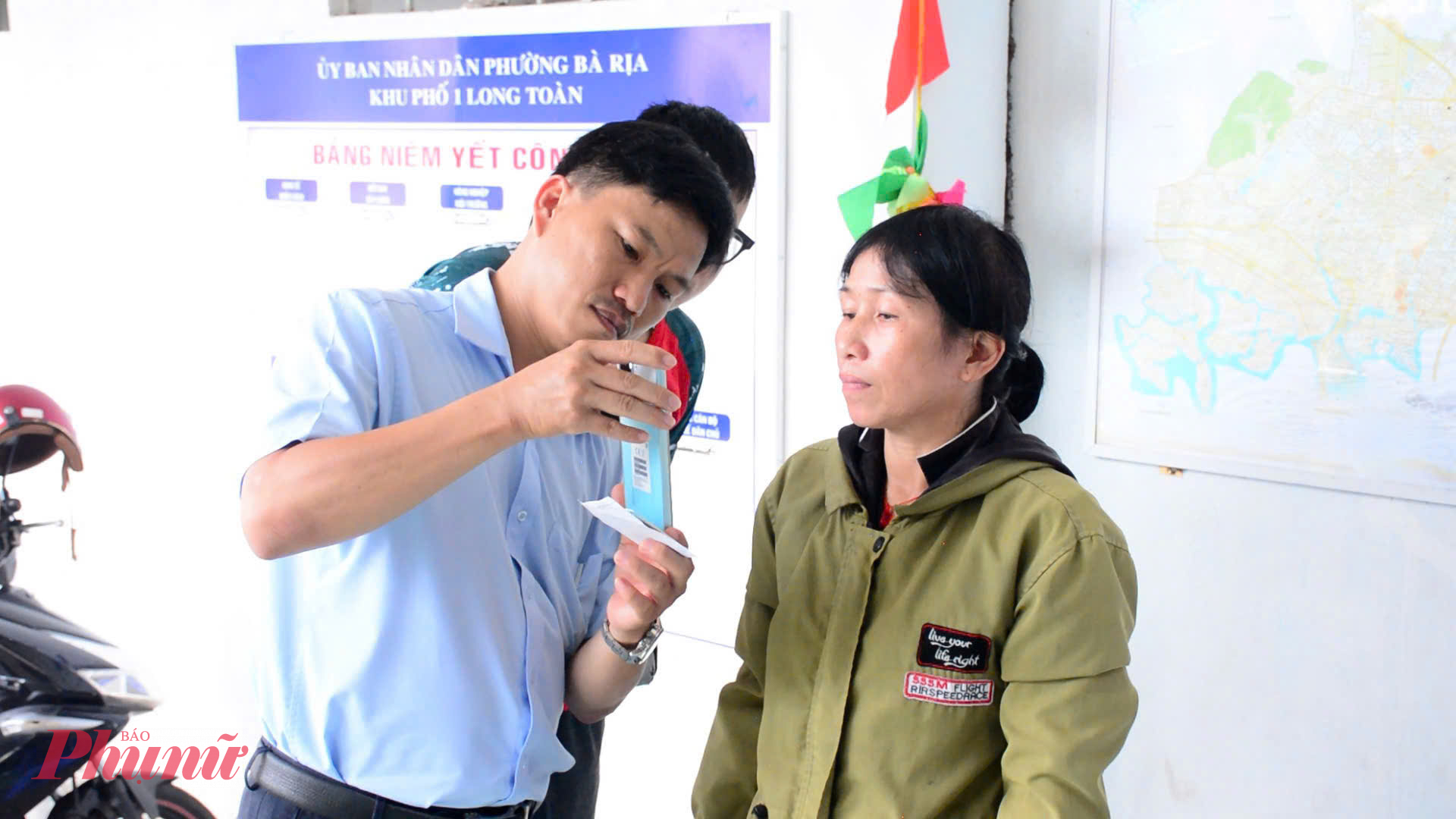 Ngay sau nghi thức ra mắt, đội hình chuyển đổi số phường đã hướng dẫn người dân cài đặt ứng dụng VNeID mức 2, đăng ký chữ ký số, thực hành thanh toán trực tuyến và nộp hồ sơ dịch vụ công ngay tại các khu phố.