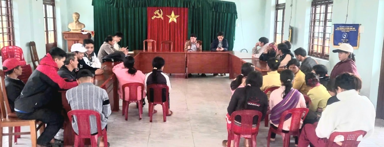 Lãnh đạo xã Trà Linh họp khẩn vận động người dân di dời khỏi khu vực sạt lở