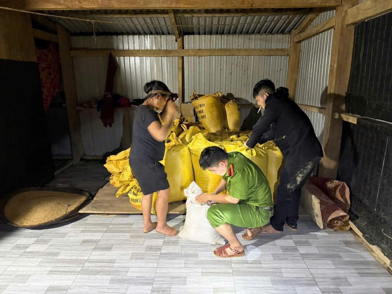 Công an, quân đội và các lực lượng xã Trà Linh hỗ trợ người dân ở khu vực nguy hiểm di dời trong đếm 20/10_Ảnh: D.X.