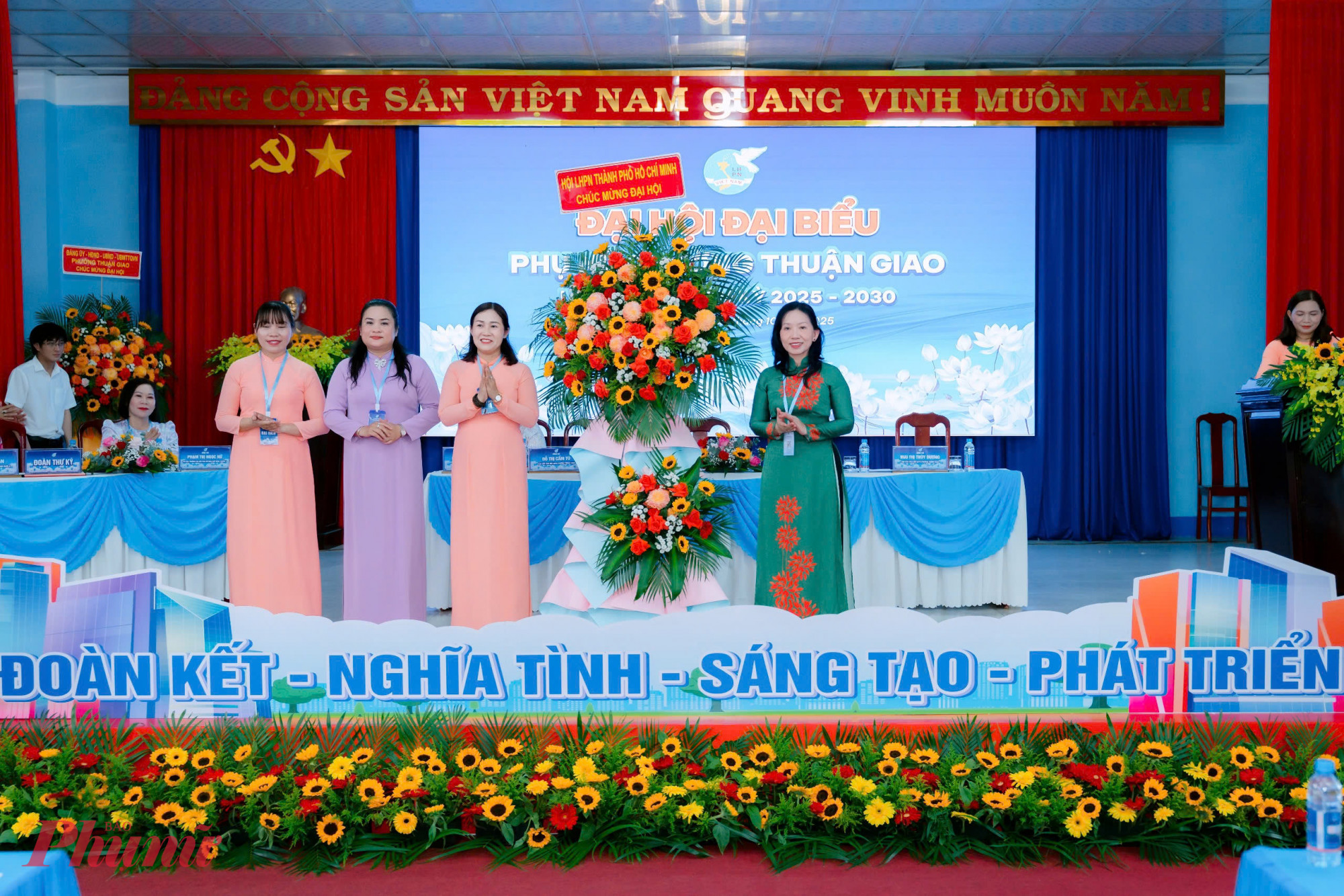 Bà Huỳnh Thị Thuý Phương – Phó chủ tịch Hội LHPN TPHCM (bìa phải) - tặng hoa chúc mừng đại hội - Ảnh: Hội LHPN phường Thuận Giao