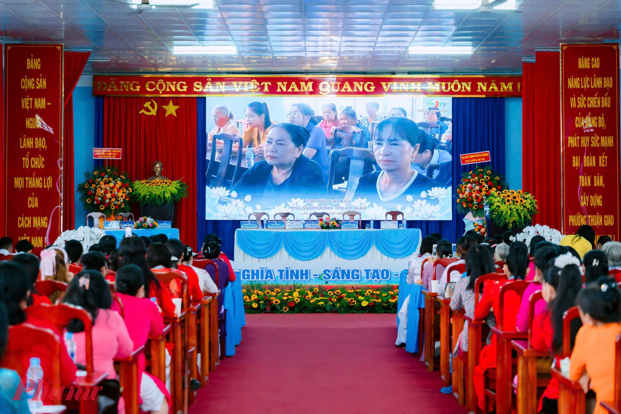 Đại hội xem clip giới thiệu nét nổi bật trong phong trào phụ nữ phường Thuận Giao giai đoạn 2021 – 2025 - Ảnh: Hội LHPN phường Thuận Giao